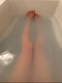 明日出勤します(  )