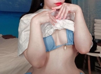 テカテカな肌に舌を這わせて。。最初は周りだけ。