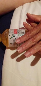 手と手を重ねて