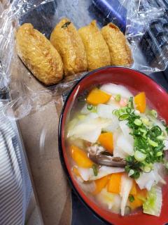 いなり寿司とけんちん汁は好きの組み合わせ