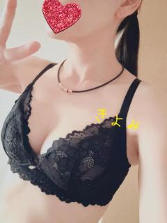 ??白衣の下??