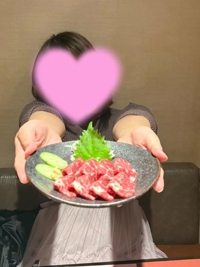 持っているのは馬刺し卍情報